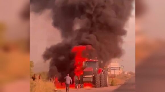 Se incendia tractor a un costado de la rua estatal Los Mochis -Ahome, frente al ejido Mochis