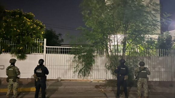 ¡Una tenía sistema ponchallantas! Aseguran camionetas, precursores químicos y explosivo en inmueble de la 5 de Mayo en Culiacán, Sinaloa