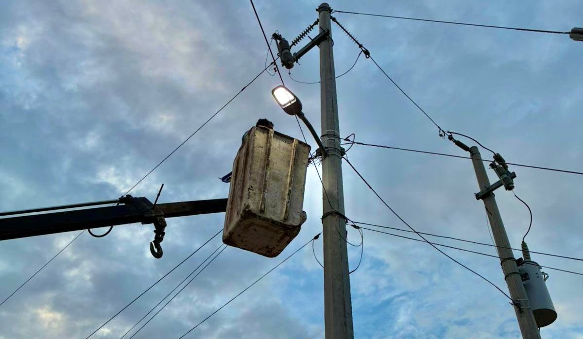 Instalan luminarias en San Blas, El Fuerte