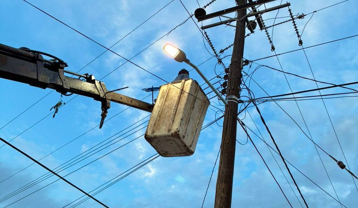 Instalan luminarias en San Blas, El Fuerte