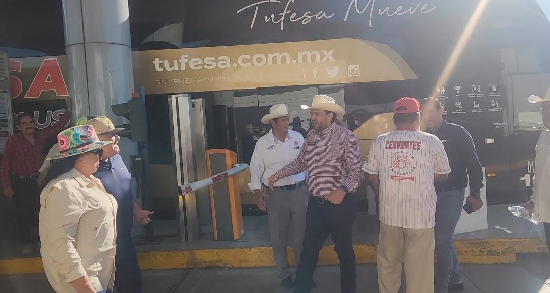 Bello Esquivel entrega comida a productores en caseta Cuatro Caminos