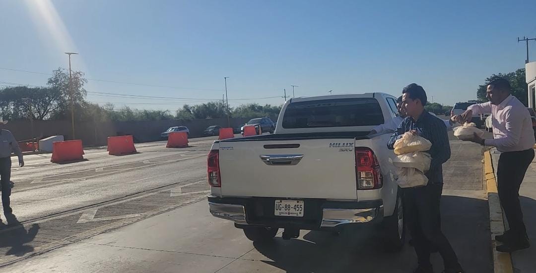 Bello Esquivel entrega comida a productores en caseta Cuatro Caminos