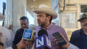 Bello Esquivel entrega comida a productores en caseta Cuatro Caminos