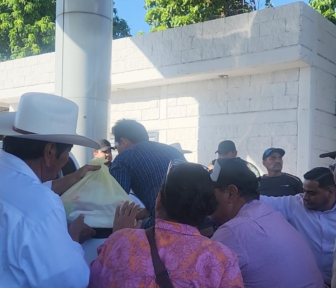 Bello Esquivel entrega comida a productores en caseta Cuatro Caminos