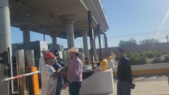 Lleva comida el secretario de Agricultura a productores en casetas de Sinaloa y el mensaje: “El Gobierno del Estado está de su lado”