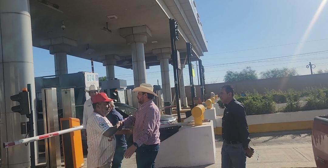 Bello Esquivel entrega comida a productores en caseta Cuatro Caminos