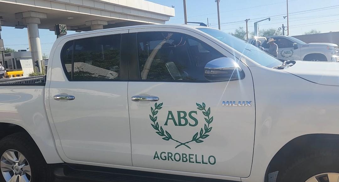 Bello Esquivel entrega comida a productores en caseta Cuatro Caminos