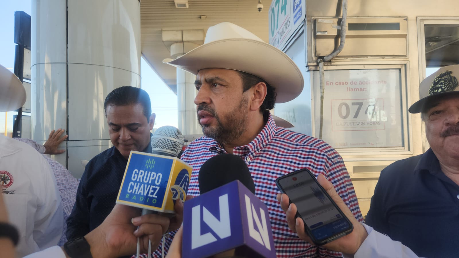 Bello Esquivel entrega comida a productores en caseta Cuatro Caminos
