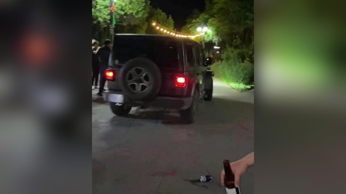 Subió a dar la vuelta a bordo de su Jeep en la Plaza de Armas de El Fuerte