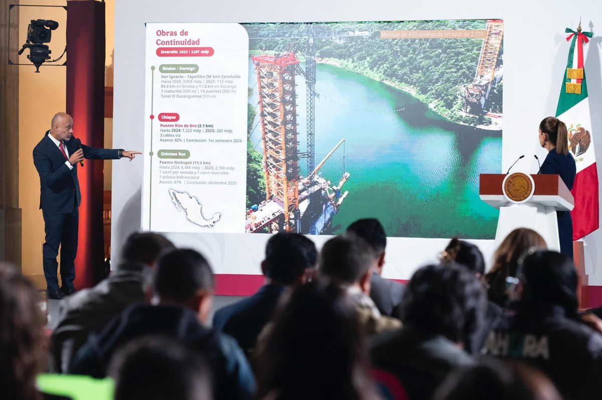Jesús Antonio Esteva dando información sobre obras carreteras