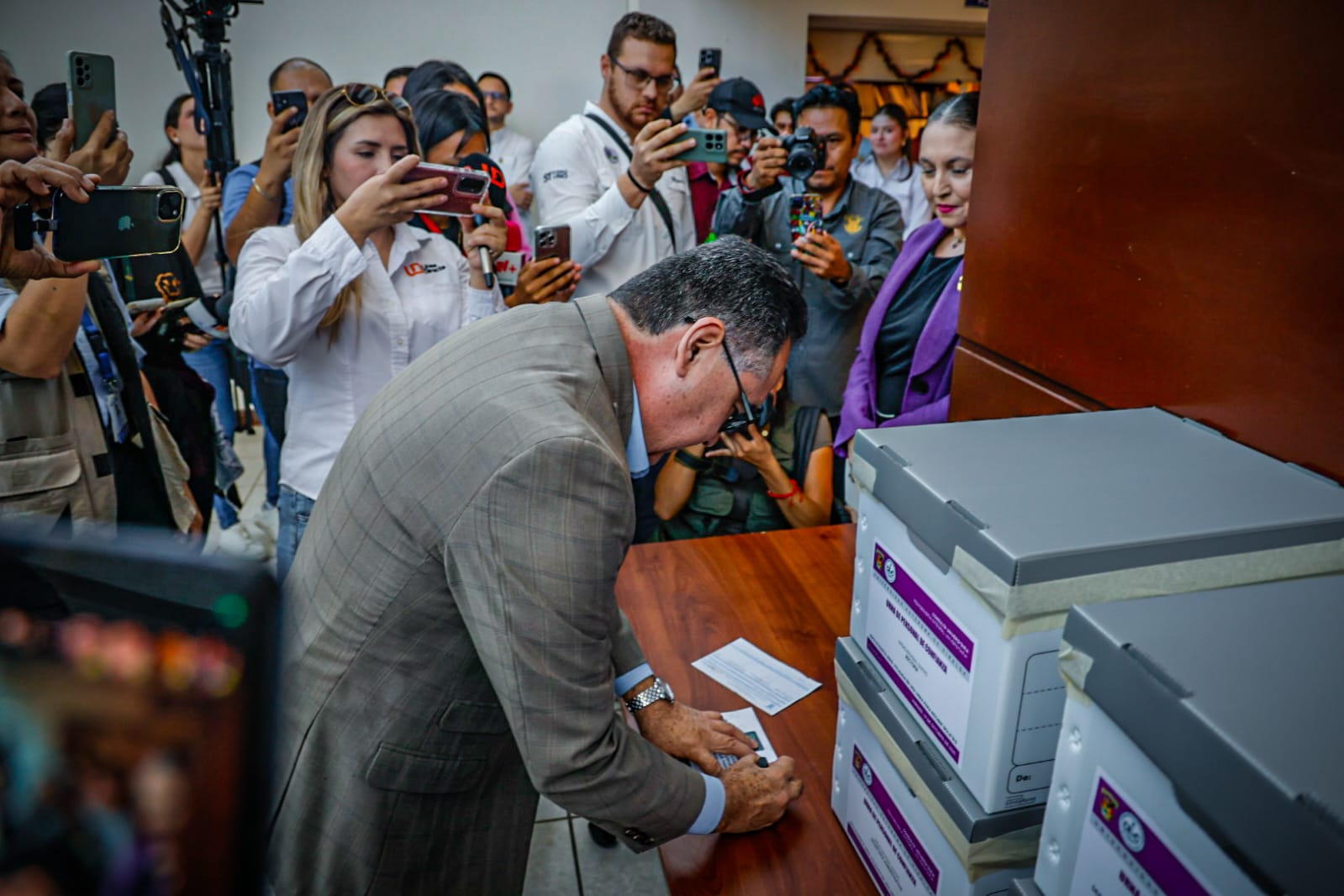 jesus maduena emite su voto a favor de la reingenieria universitaria