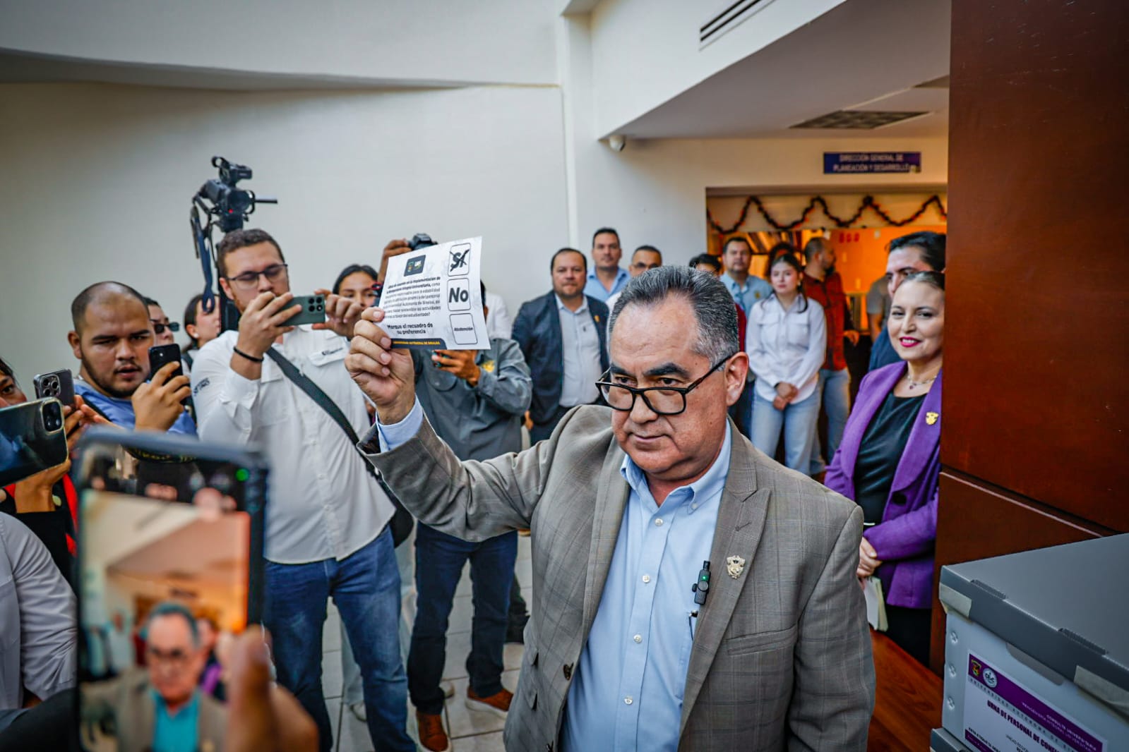 jesus maduena molina emite su voto a favor de la reingenieria universitaria rector