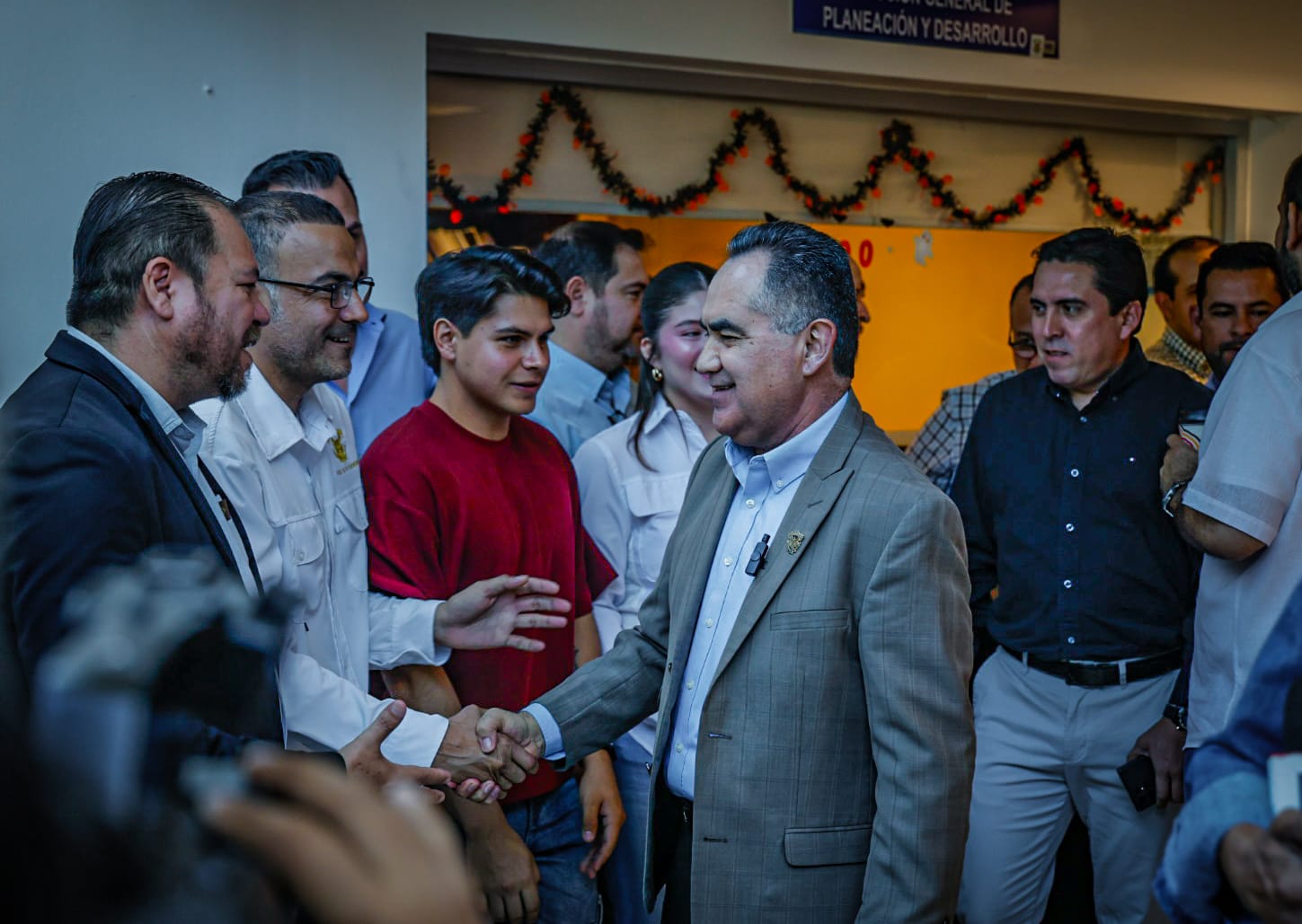jesus maduena molina emite su voto a favor de la reingenieria universitaria saludo