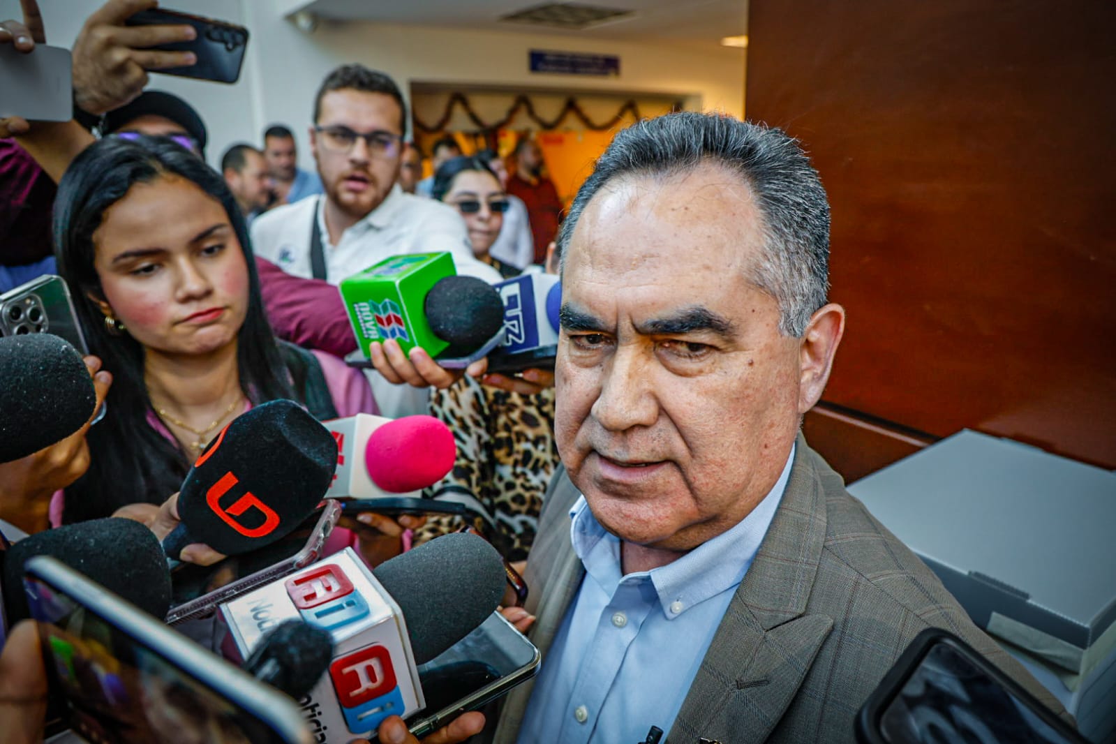 jesus maduena molina emite su voto a favor de la reingenieria universitaria