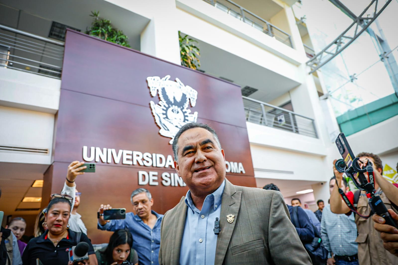 jesus maduena molina emite su voto a favor de reingenieria universitaria