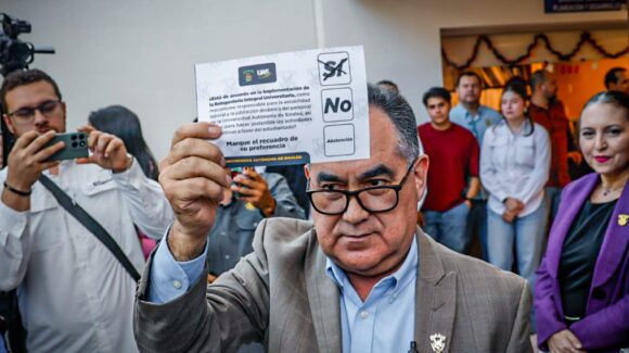Jesús Madueña vota  a favor de la reingeniería financiera de la UAS, en la Torre de Rectoría en Culiacán, Sinaloa