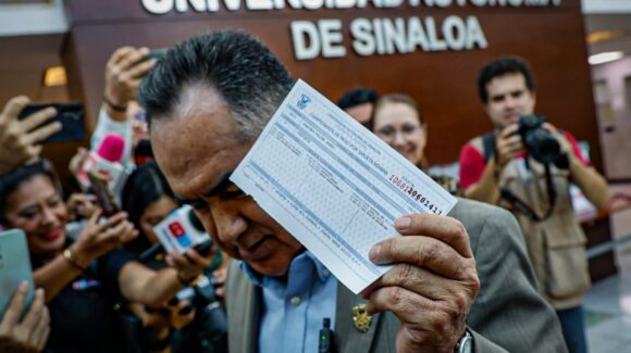 No gano 200 mil pesos, gano 55 mil pesos, Sergio Torres es un oportunista, aclara rector de la UAS con recibo de nómina en mano
