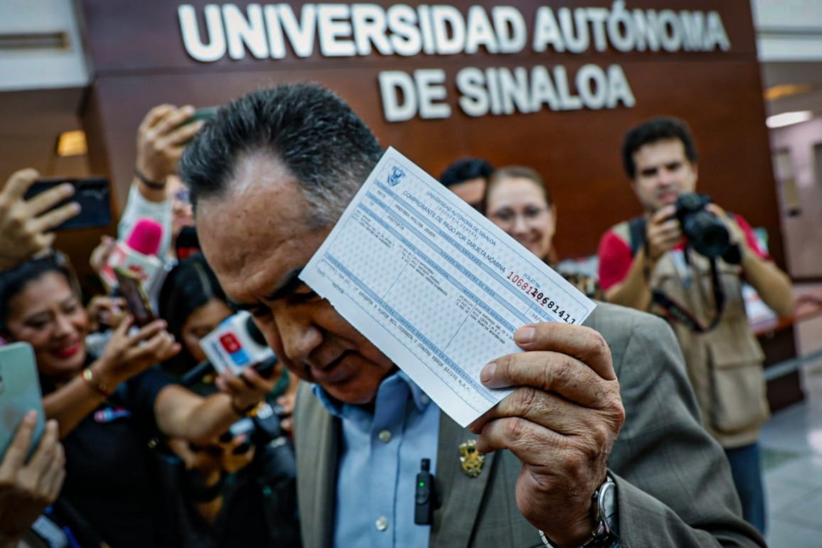 Jesús Madueña Molina, rector de la UAS, muestra su recibo de nómina