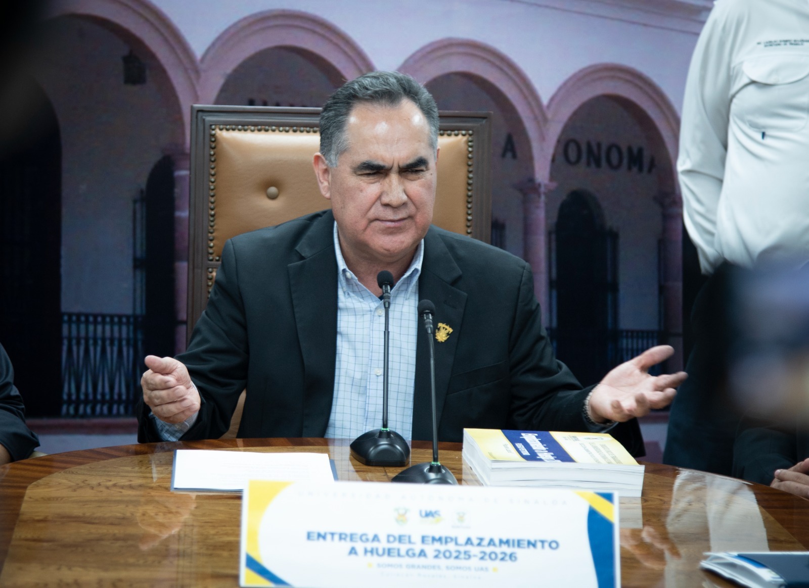 Jesús Madueña recibe emplazamiento a huelga por parte del SUNTUAS