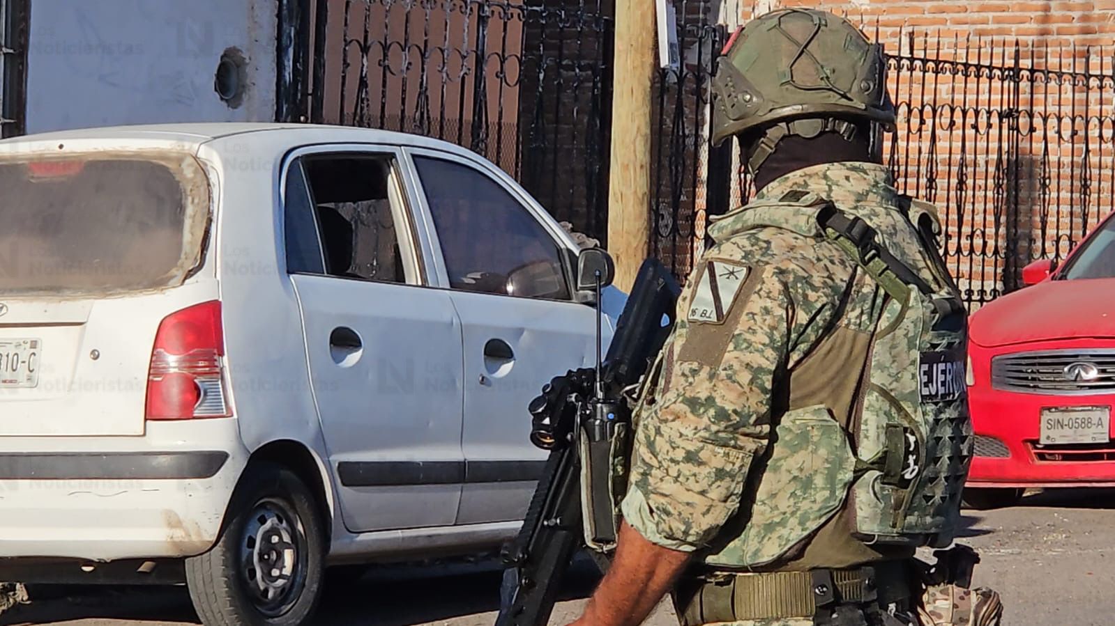 Militares arriban a la marisquería en donde fue ejecutado un joven en la colonia Pemex de Culiacán