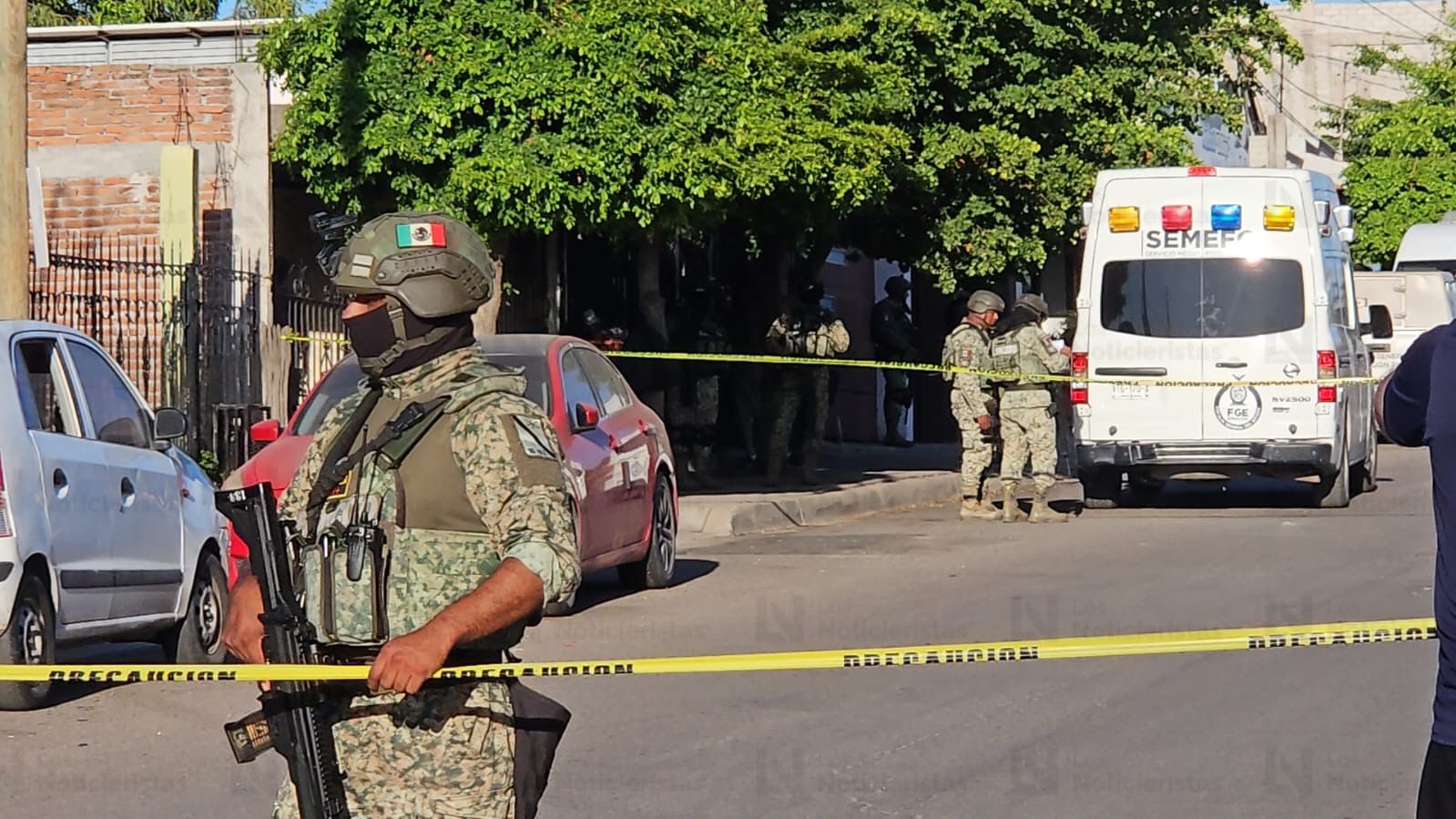 Militares arriban a la marisquería en donde fue ejecutado un joven en la colonia Pemex de Culiacán