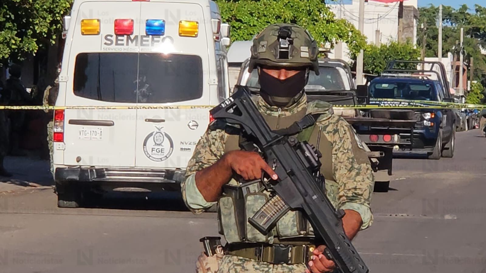 Militares arriban a la marisquería en donde fue ejecutado un joven en la colonia Pemex de Culiacán