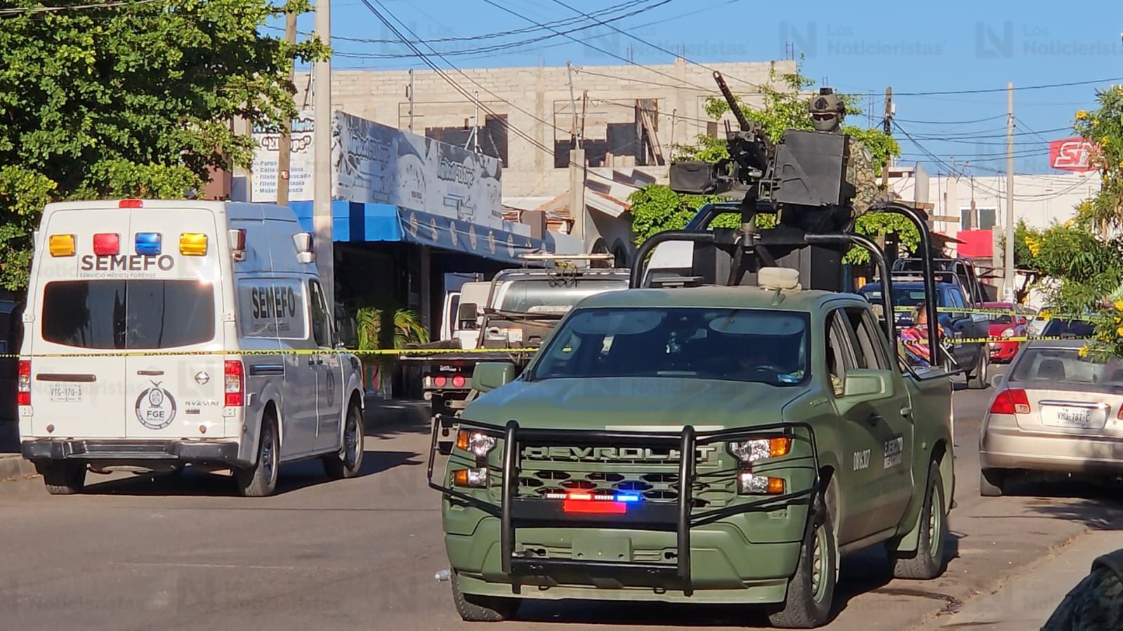 Militares arriban a la marisquería en donde fue ejecutado un joven en la colonia Pemex de Culiacán