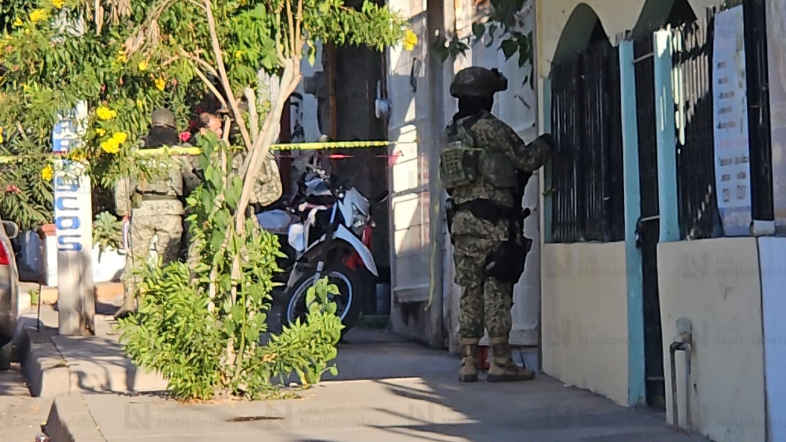 Militares arriban a la marisquería en donde fue ejecutado un joven en la colonia Pemex de Culiacán