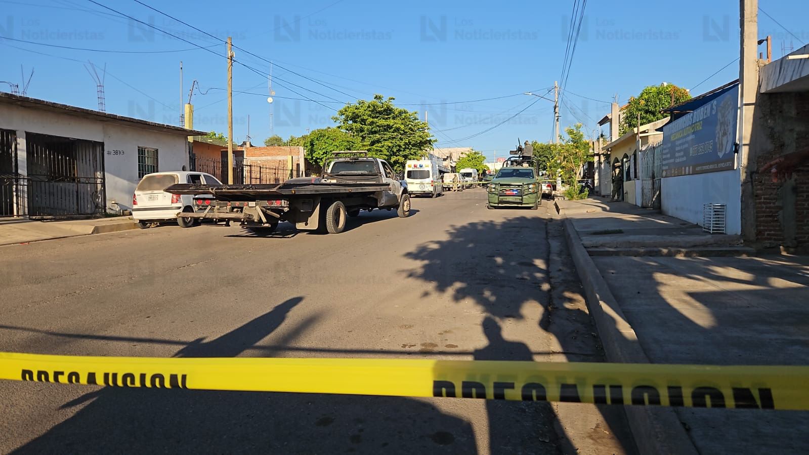 Militares arriban a la marisquería en donde fue ejecutado un joven en la colonia Pemex de Culiacán