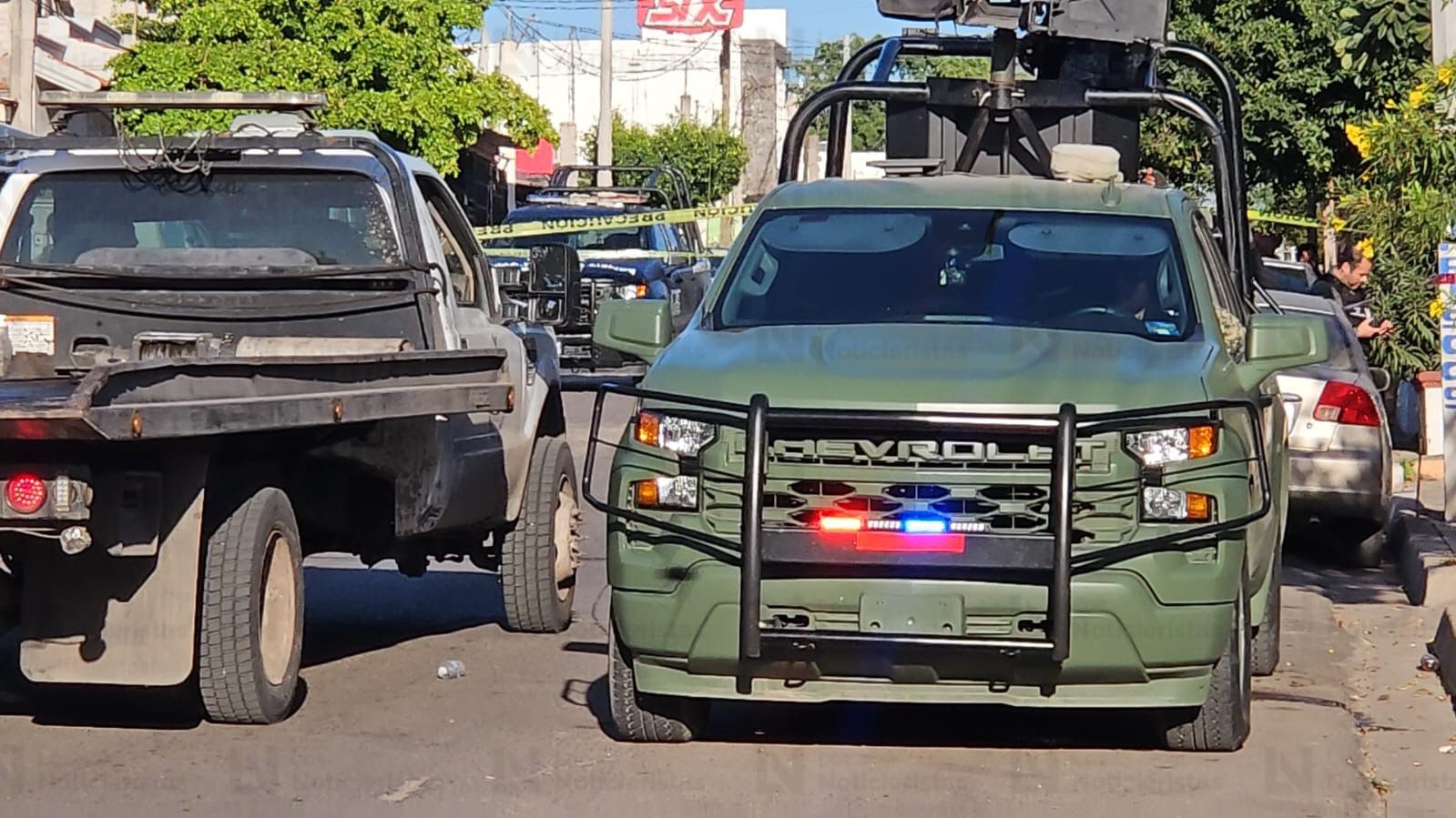 Militares arriban a la marisquería en donde fue ejecutado un joven en la colonia Pemex de Culiacán