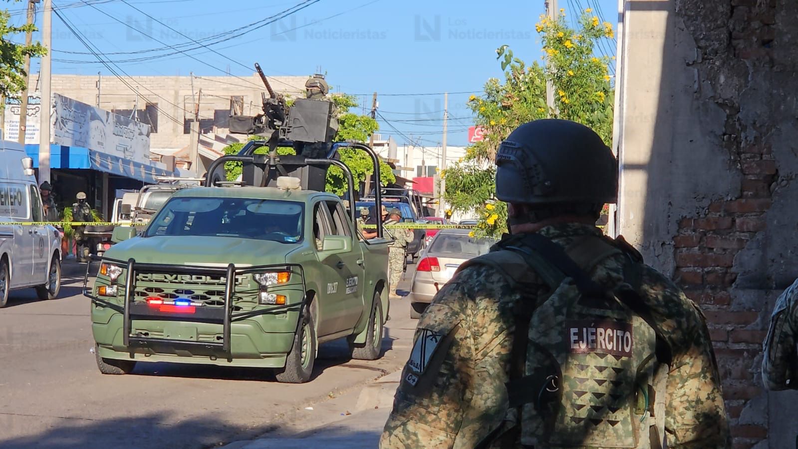 Militares arriban a la marisquería en donde fue ejecutado un joven en la colonia Pemex de Culiacán