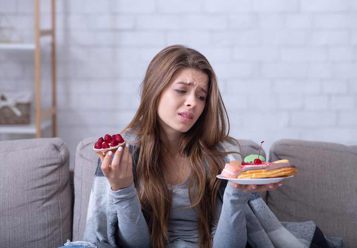 Joven mujer comiendo en estado de ansiedad
