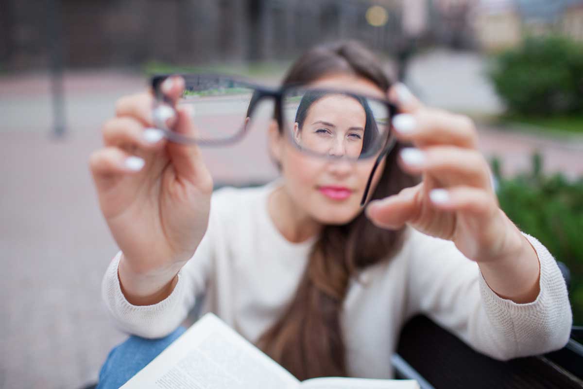 Joven mujer con lentes