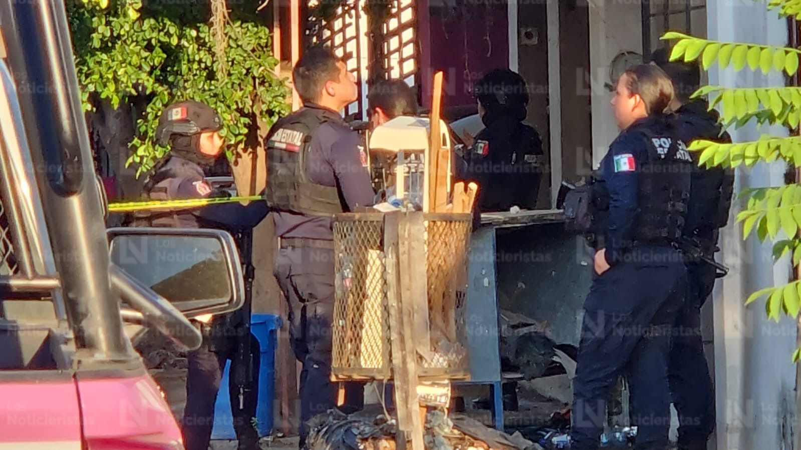 Policía estatal resguarda escena donde una joven mujer fue herida a balazos en Culiacán