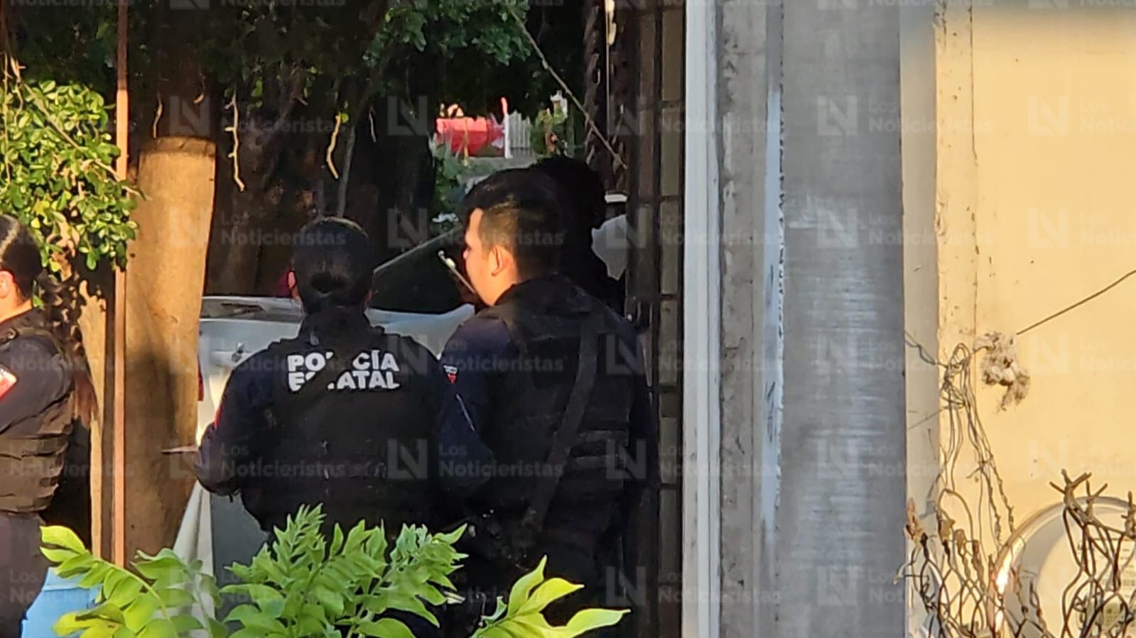 Policía estatal resguarda escena donde una joven mujer fue herida a balazos en Culiacán