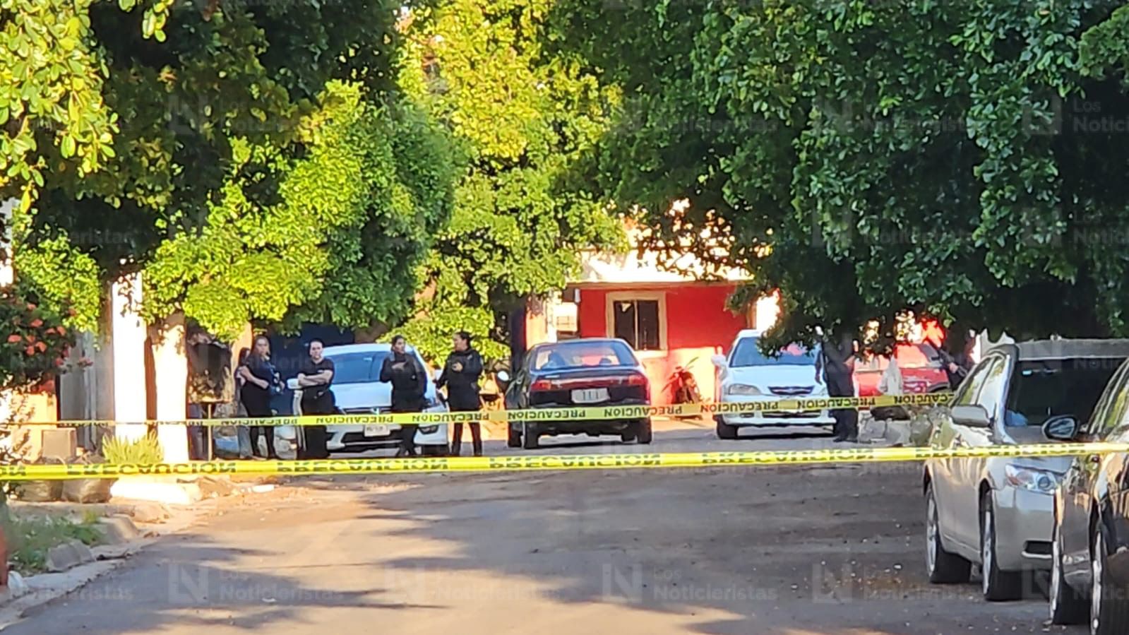 Patrullas de la Policía Estatal en lugar donde joven mujer fue herida a balazos