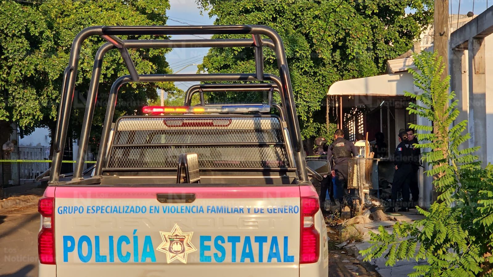 Patrullas de la Policía Estatal en lugar donde joven mujer fue herida a balazos