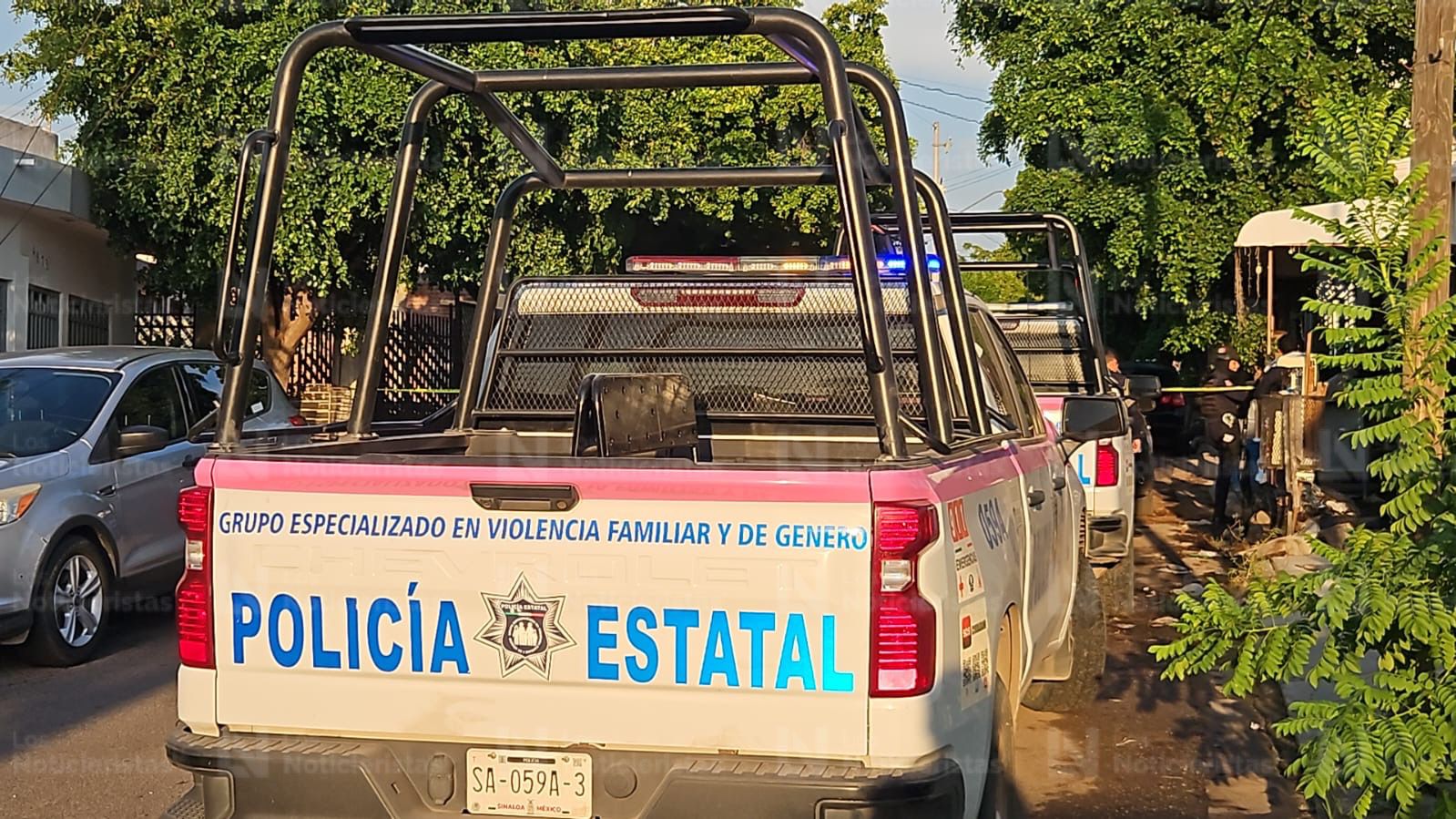 Patrullas de la Policía Estatal en lugar donde joven mujer fue herida a balazos