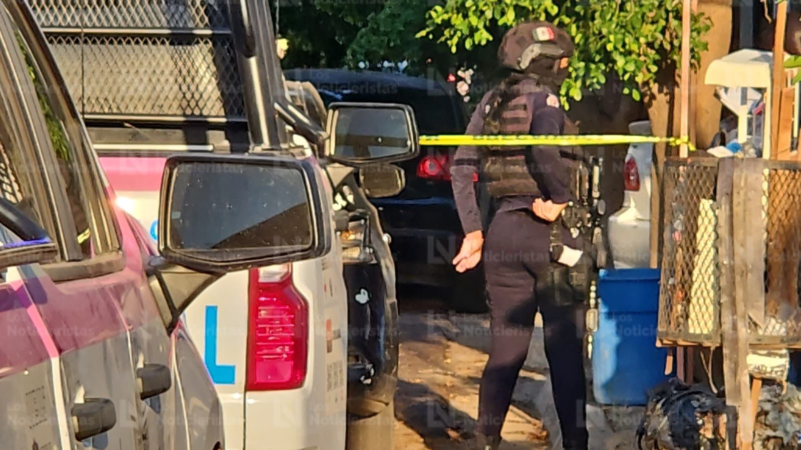 Patrullas de la Policía Estatal en lugar donde joven mujer fue herida a balazos