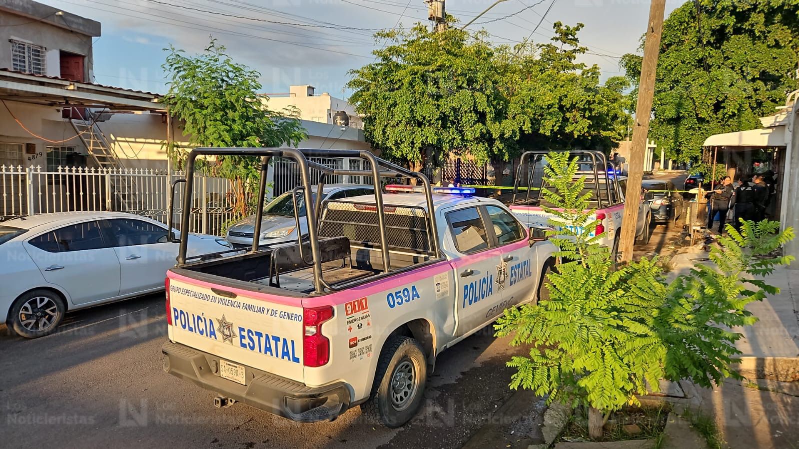 Patrullas de la Policía Estatal en lugar donde joven mujer fue herida a balazos