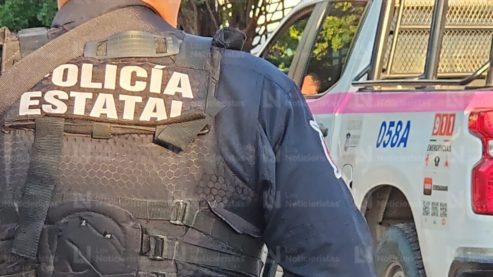 Policía estatal resguarda escena donde una joven mujer fue herida a balazos en Culiacán