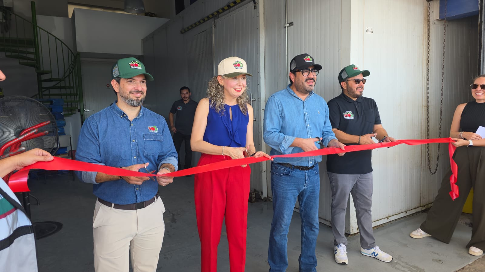 Juan de Dios Gámez Mendívil de visita en la empresa PG Fruit Company para la entrega del programa Impulso NAFIN