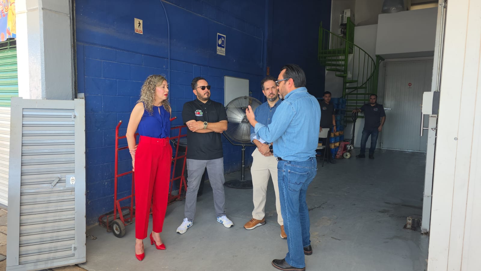 Juan de Dios Gámez Mendívil de visita en la empresa PG Fruit Company para la entrega del programa Impulso NAFIN
