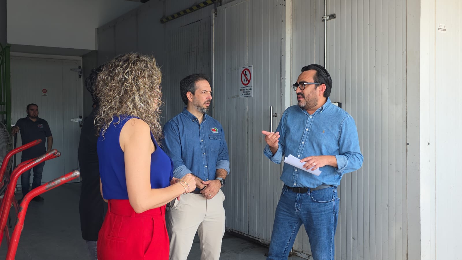 Juan de Dios Gámez Mendívil de visita en la empresa PG Fruit Company para la entrega del programa Impulso NAFIN