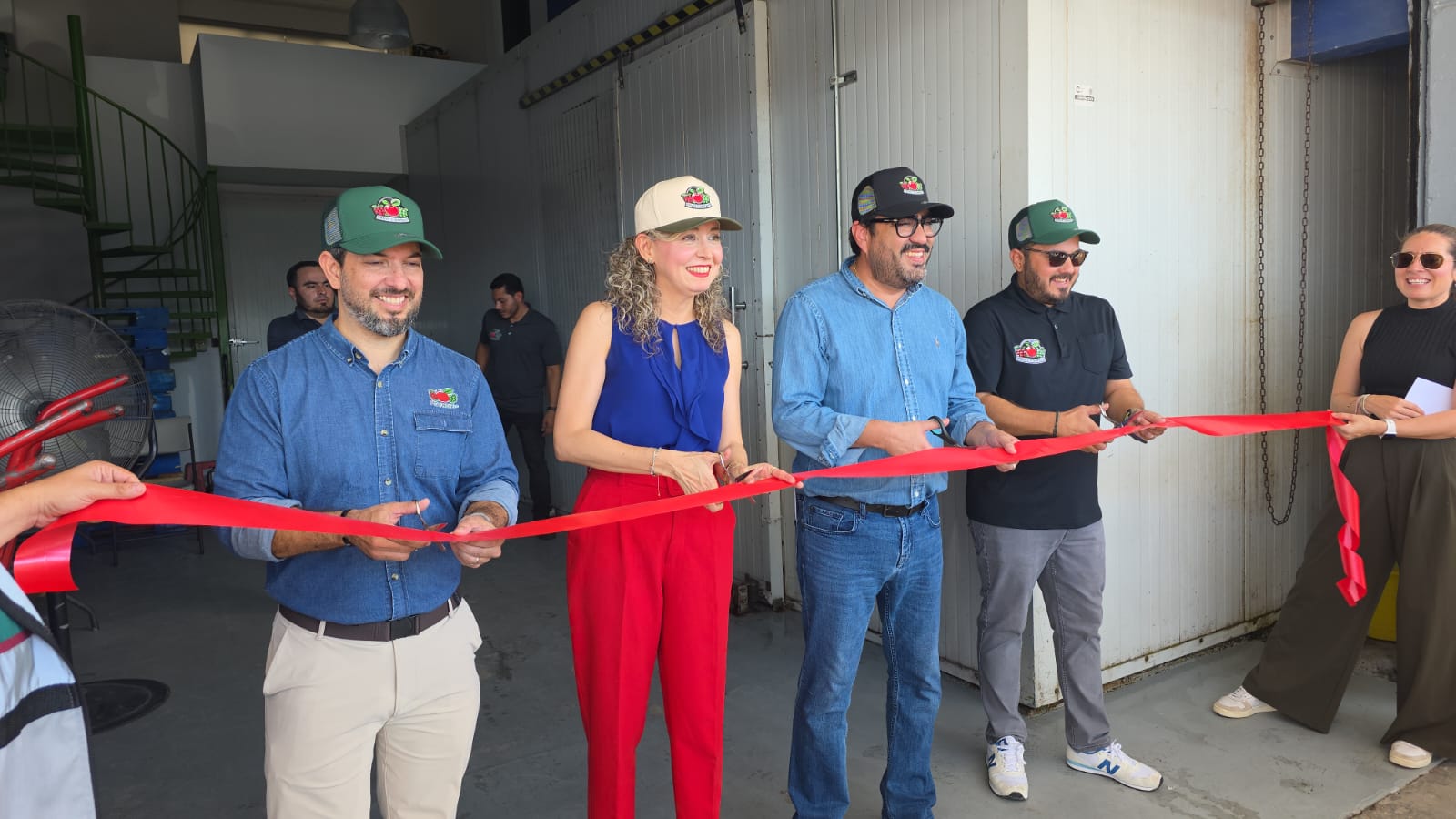 Juan de Dios Gámez Mendívil de visita en la empresa PG Fruit Company para la entrega del programa Impulso NAFIN