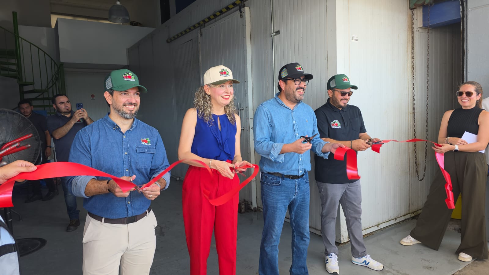 Juan de Dios Gámez Mendívil de visita en la empresa PG Fruit Company para la entrega del programa Impulso NAFIN