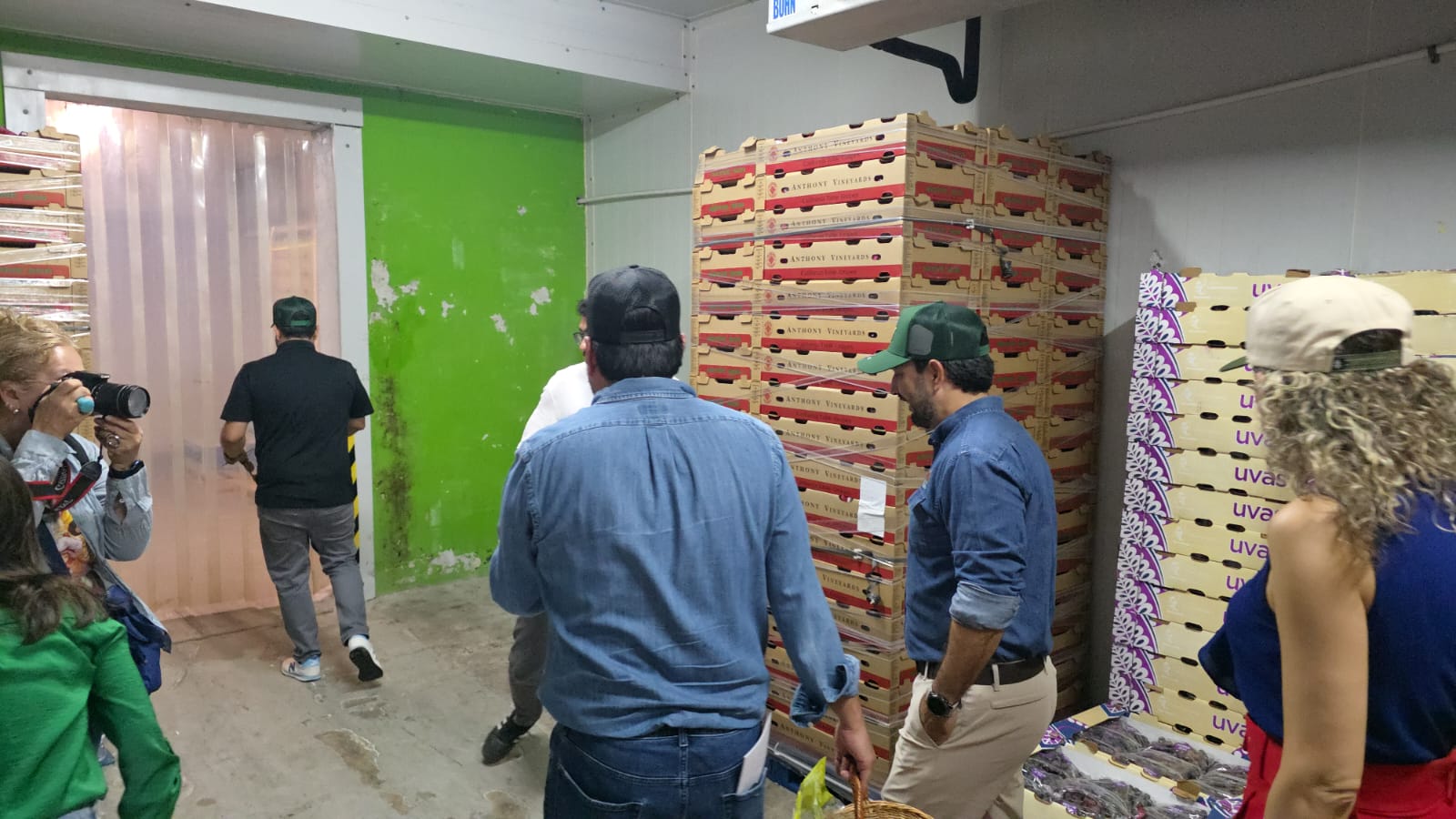 Juan de Dios Gámez Mendívil de visita en la empresa PG Fruit Company para la entrega del programa Impulso NAFIN