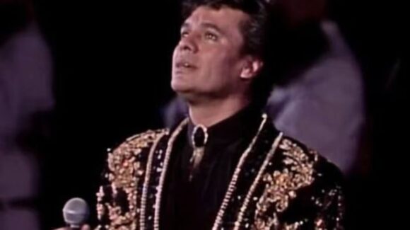 El icónico concierto de Juan Gabriel en Bellas Artes se proyectará en el Zócalo de la CDMX