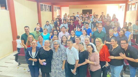 Tras 33 años en las aulas, la UAdeO Guasave, Sinaloa, dice adiós a la profe “Ely” Urías
