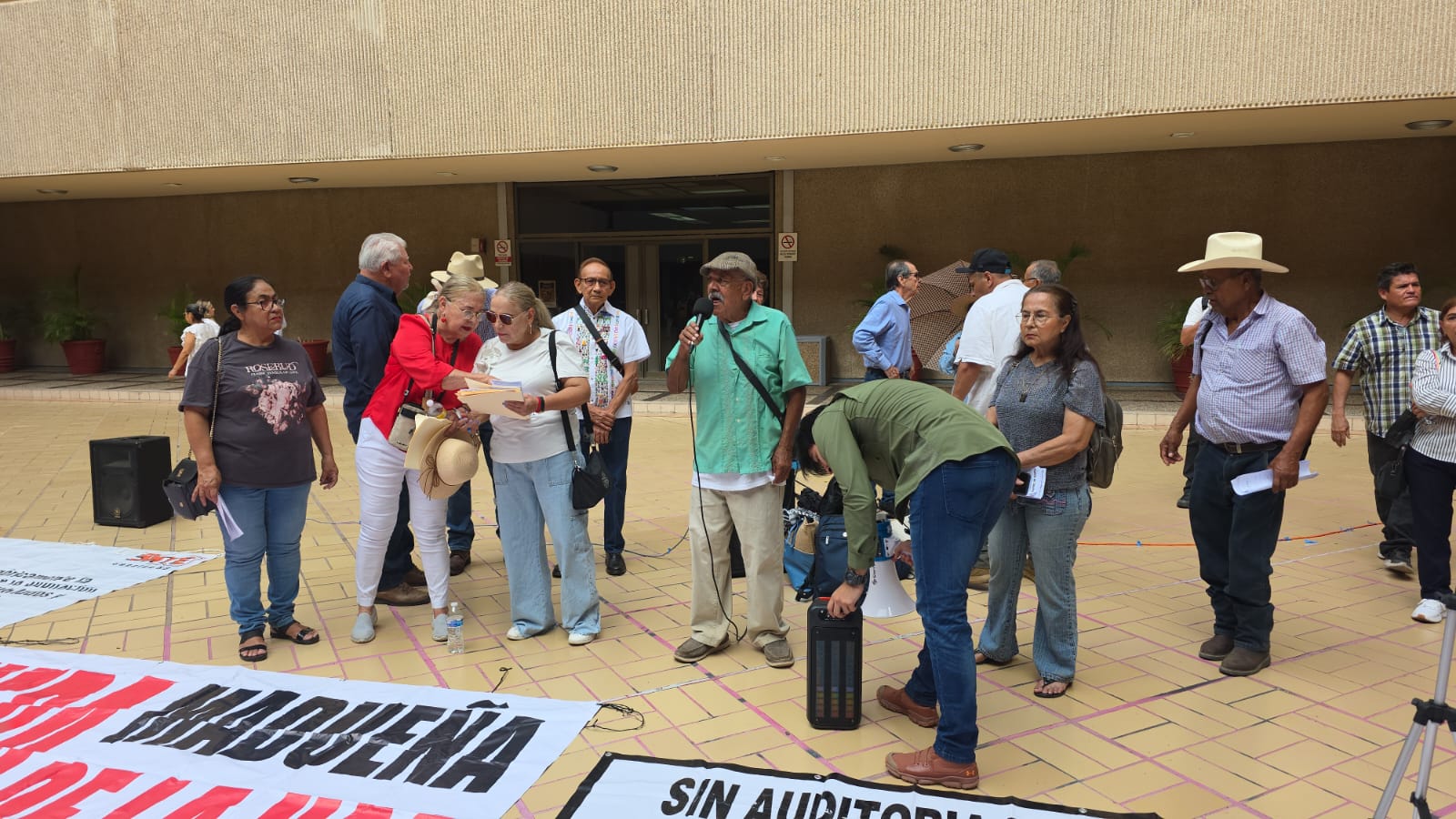Jubilados y estudiantes de la UAS se manifiestan en Palacio de Gobierno en Culiacán